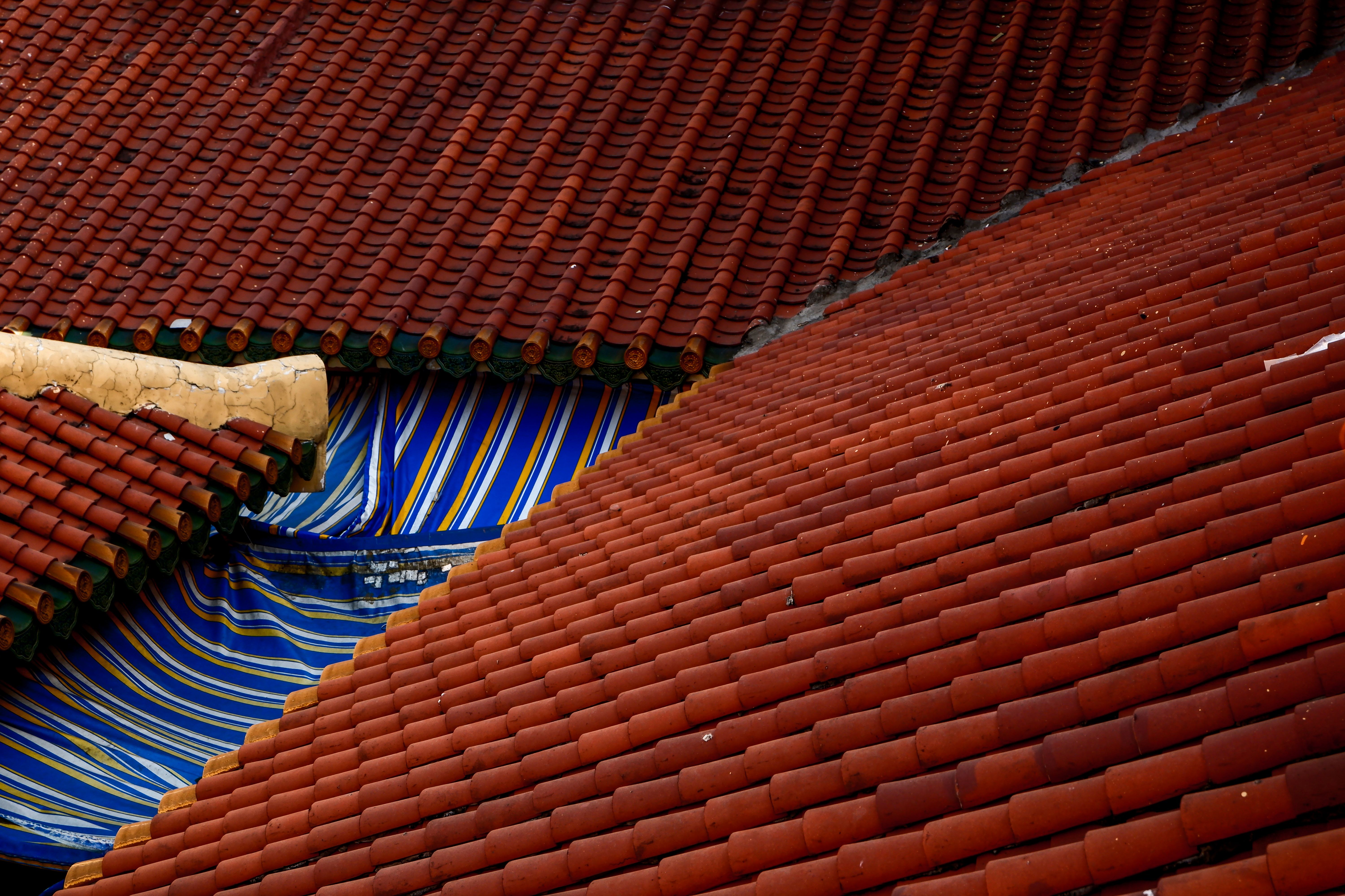 Commercial building roof installation